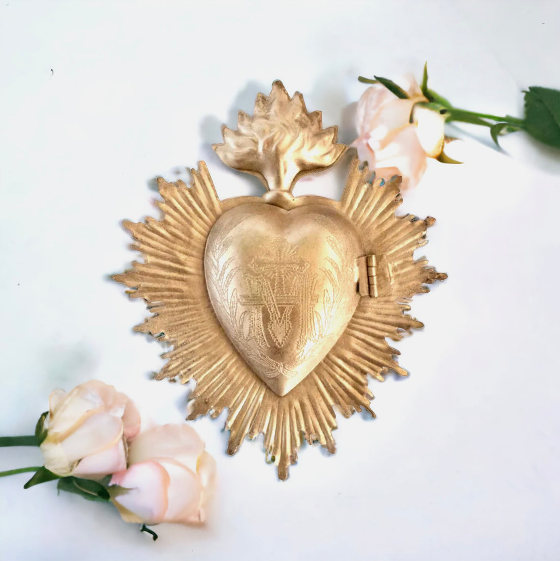 Sacred Heart Vintage Milagro Gold Medallian Ex-voto, Catholic Gift, Heart Flame Ornament, Prayer Box Gold, Catholic Wedding Gift, Catholic Baptism Gift, First Communion Gift, Confirmation Gift, Sacred Heart Of Jesus Decor, ex voto, ex-voto, antique heart