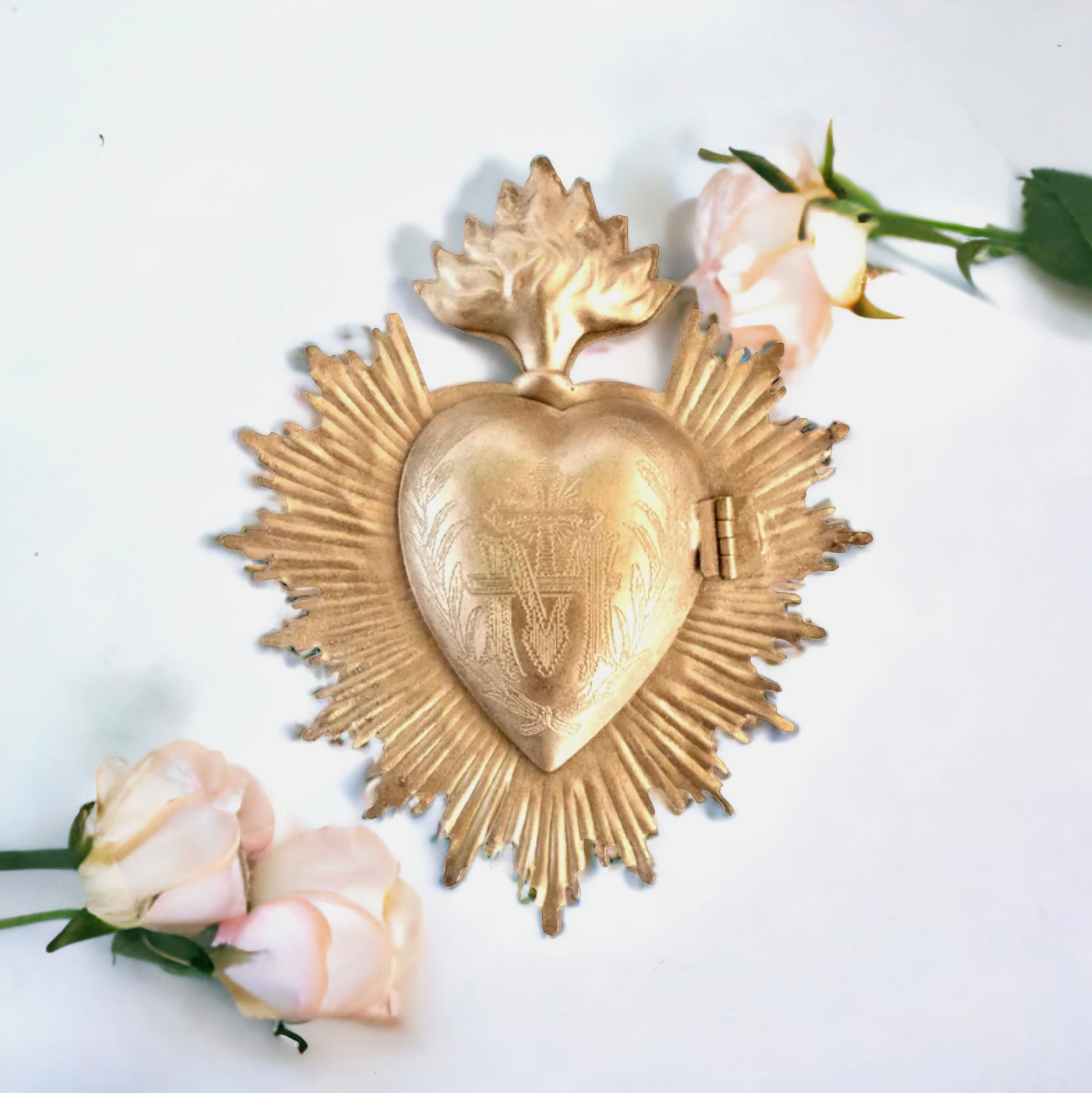 Sacred Heart Vintage Milagro Gold Medallian Ex-voto, Catholic Gift, Heart Flame Ornament, Prayer Box Gold, Catholic Wedding Gift, Catholic Baptism Gift, First Communion Gift, Confirmation Gift, Sacred Heart Of Jesus Decor, ex voto, ex-voto, antique heart